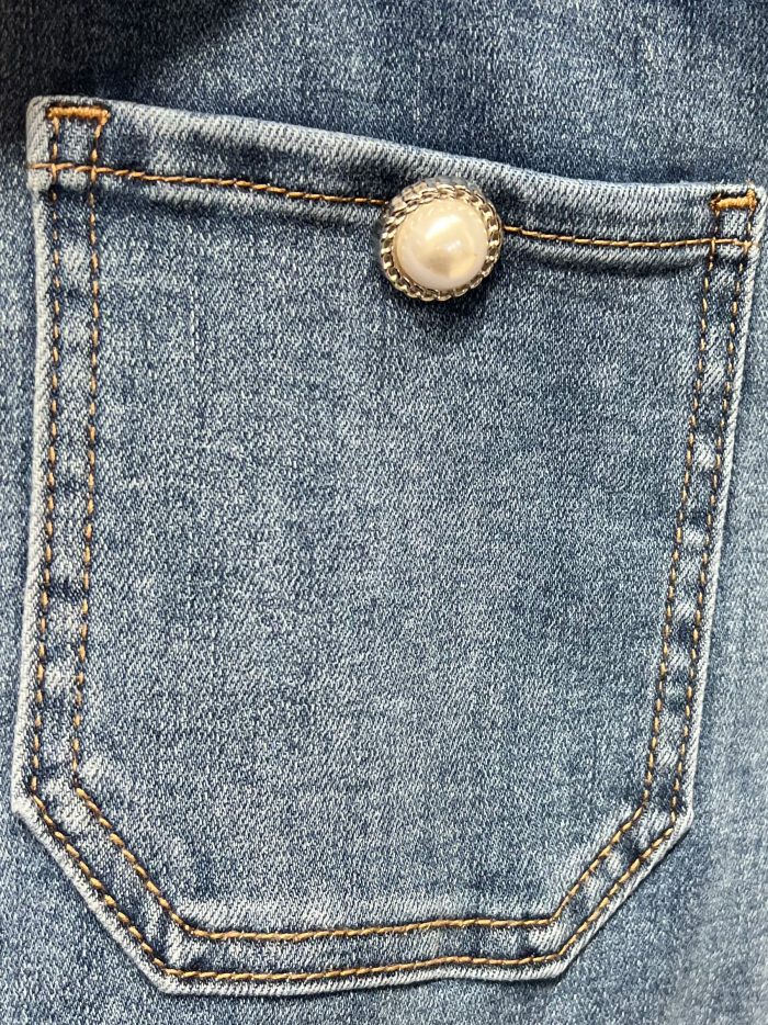 Jeans wide-leg con botones de perlas