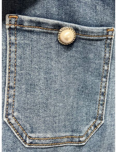 Jeans wide-leg con botones de perlas