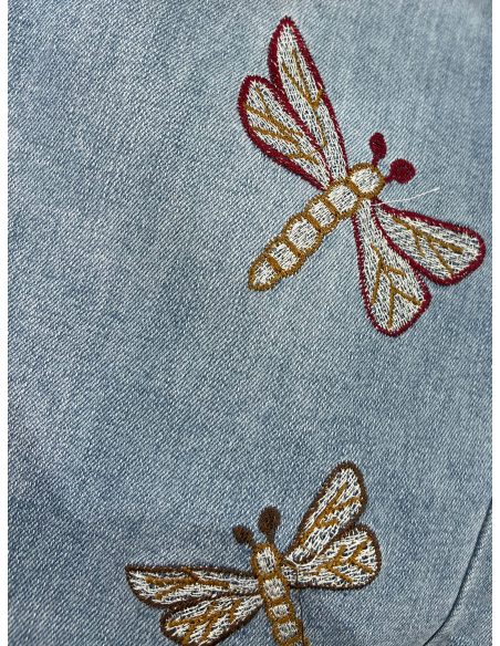 Jeans pirata bordados con libélulas