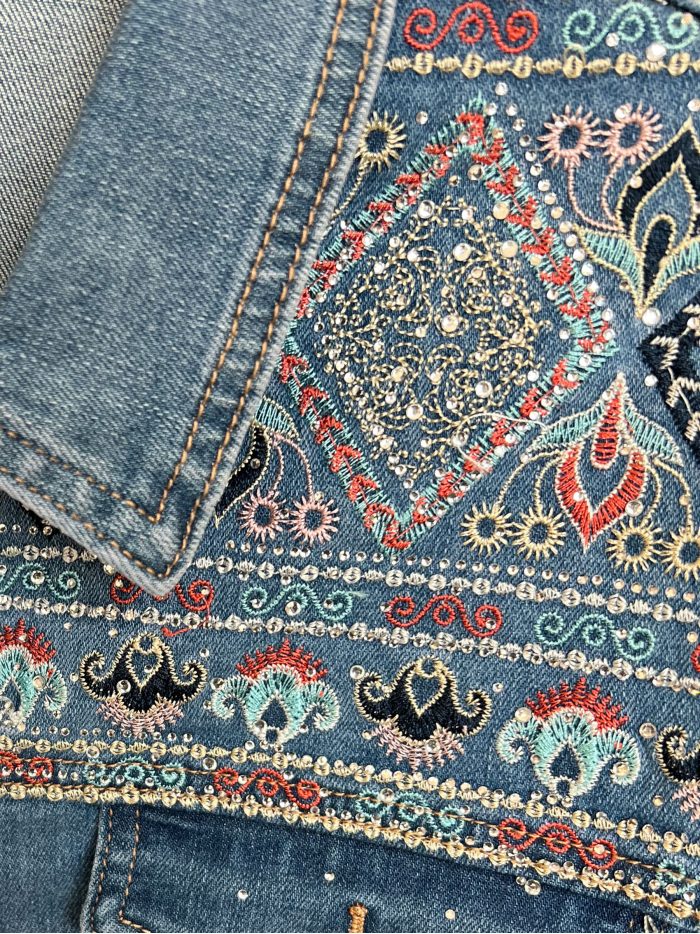 Chaqueta denim bordada boho