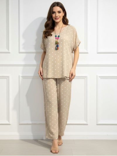 Gepunktetes Set: Bluse mit Halskette und Hose