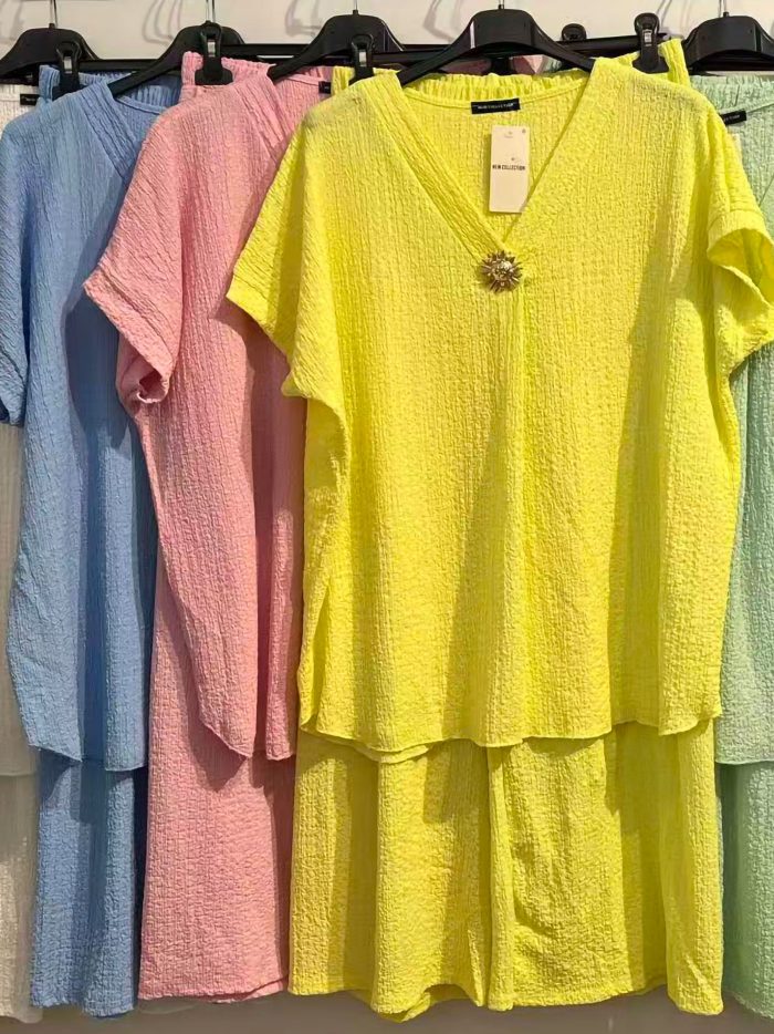 Conjunto blusa textura botón joya y pantalón