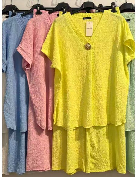 Conjunto blusa textura botón joya y pantalón