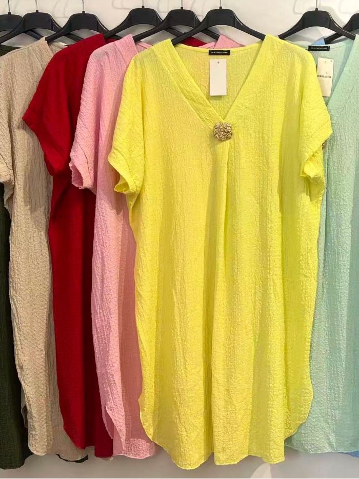 Vestido amplio textura botón joya