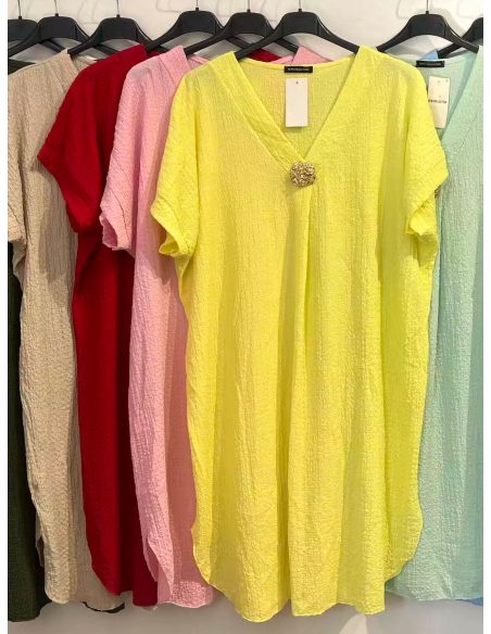 Vestido amplio textura botón joya