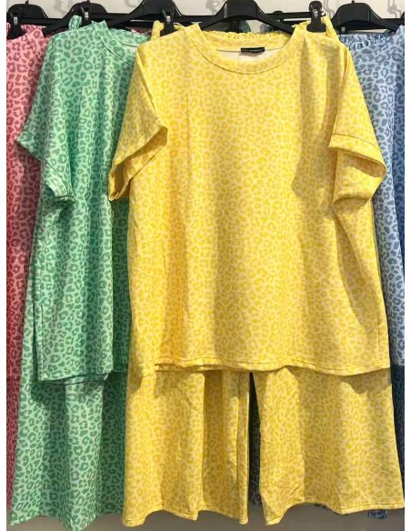 Conjunto de camiseta amplia animal print y pantalón