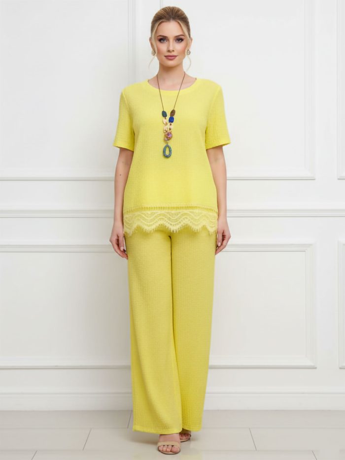 Conjunto blusa textura con encaje y pantalón