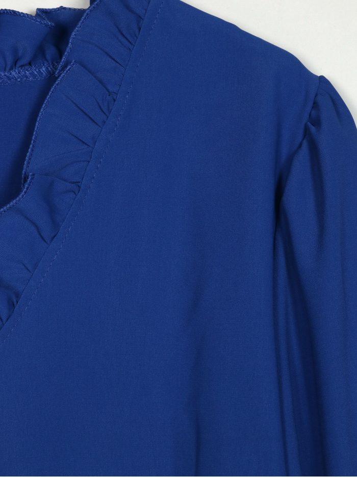 Contrast blouse with ruffles