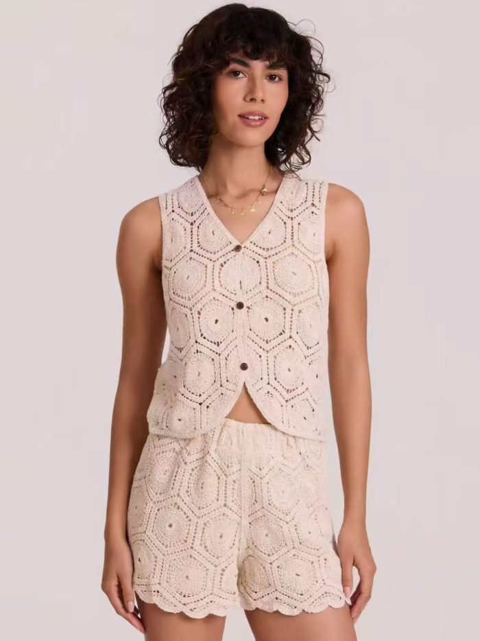 Conjunto de colete e shorts de crochê geométrico
