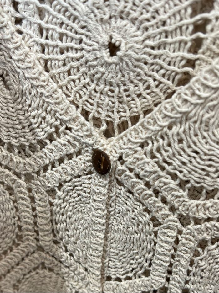 Conjunto de colete e shorts de crochê geométrico