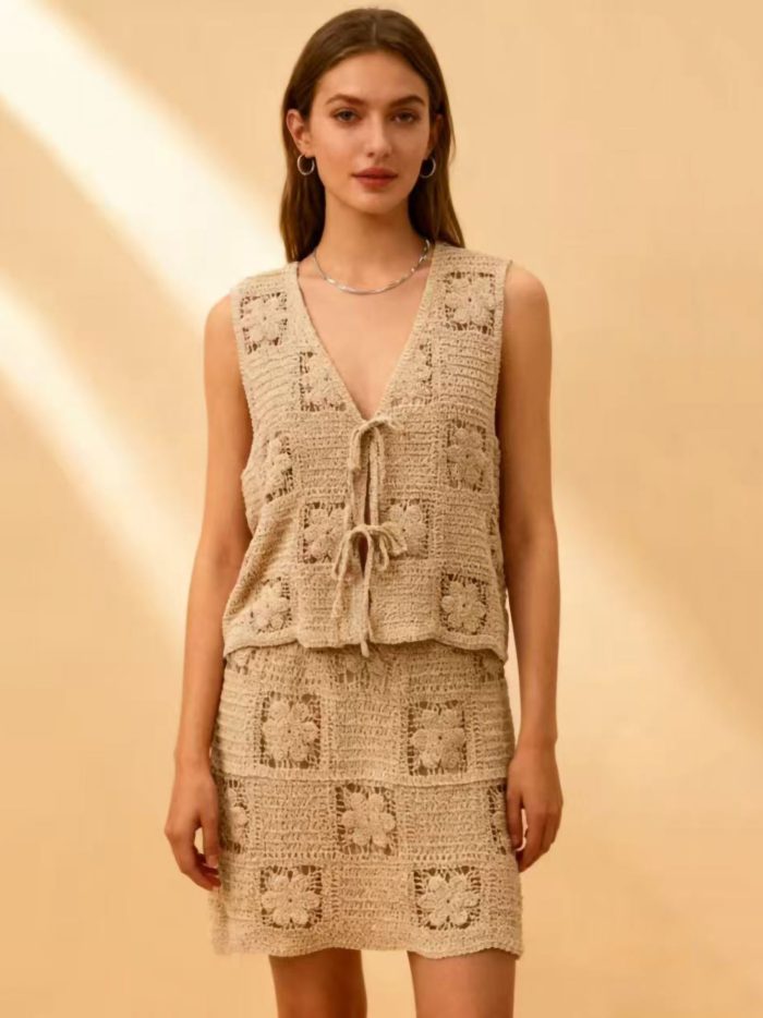 Completo gilet e gonna annodati all'uncinetto