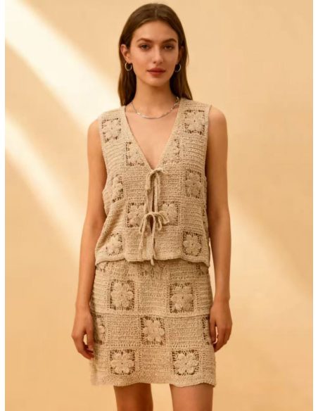 Completo gilet e gonna annodati all'uncinetto