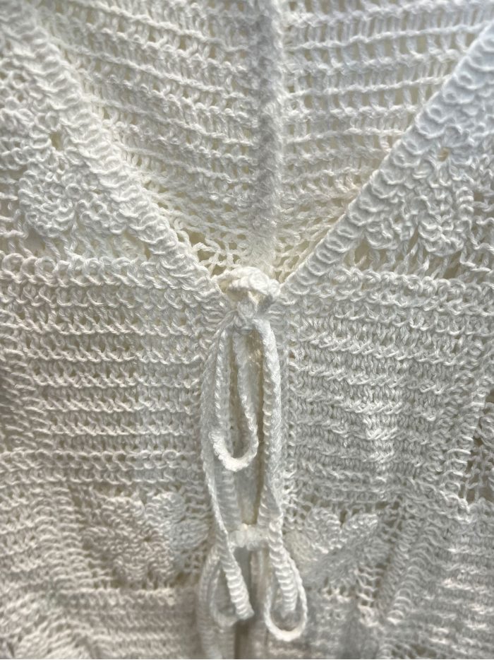 Completo gilet e gonna annodati all'uncinetto