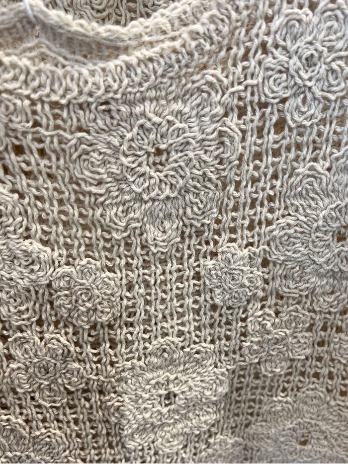 Conjunto de top corto de crochet floral y short