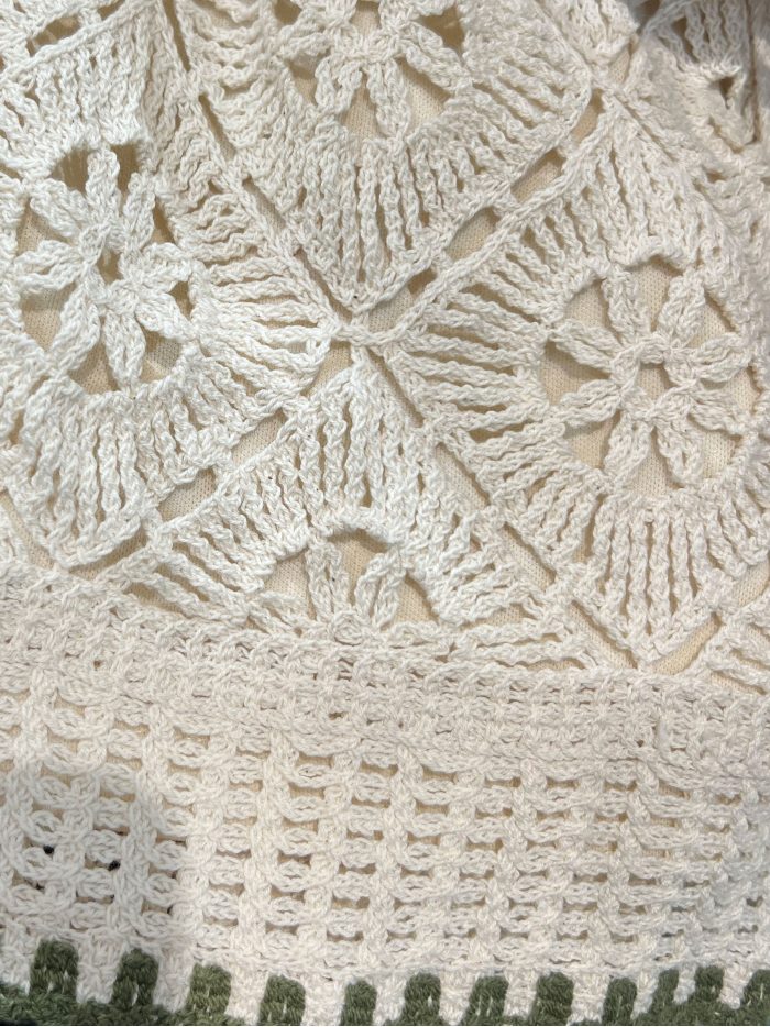 Calções de crochê com acabamento contrastante