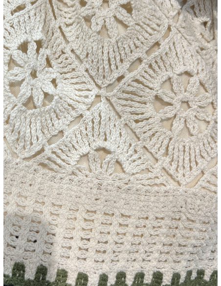 Calções de crochê com acabamento contrastante