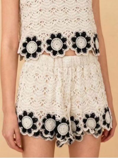 Short de crochet con flores en contraste