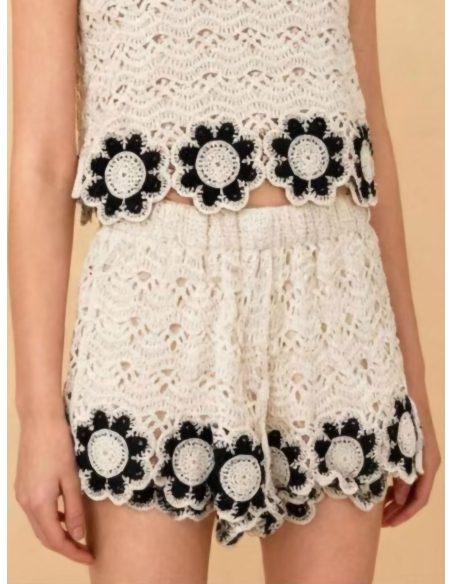 Pantaloncini all'uncinetto con fiori a contrasto