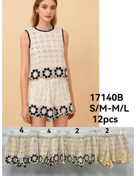 Pantaloncini all'uncinetto con fiori a contrasto