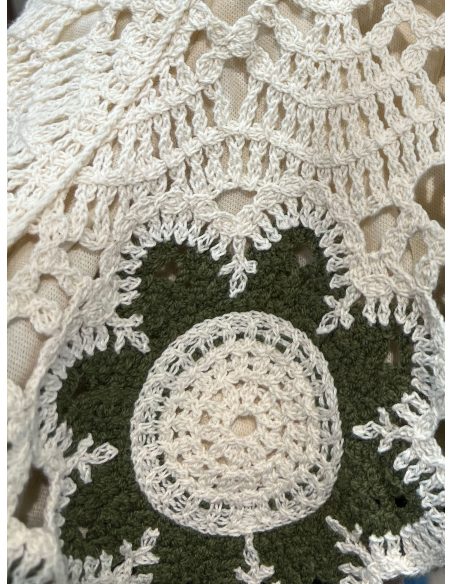 Pantaloncini all'uncinetto con fiori a contrasto