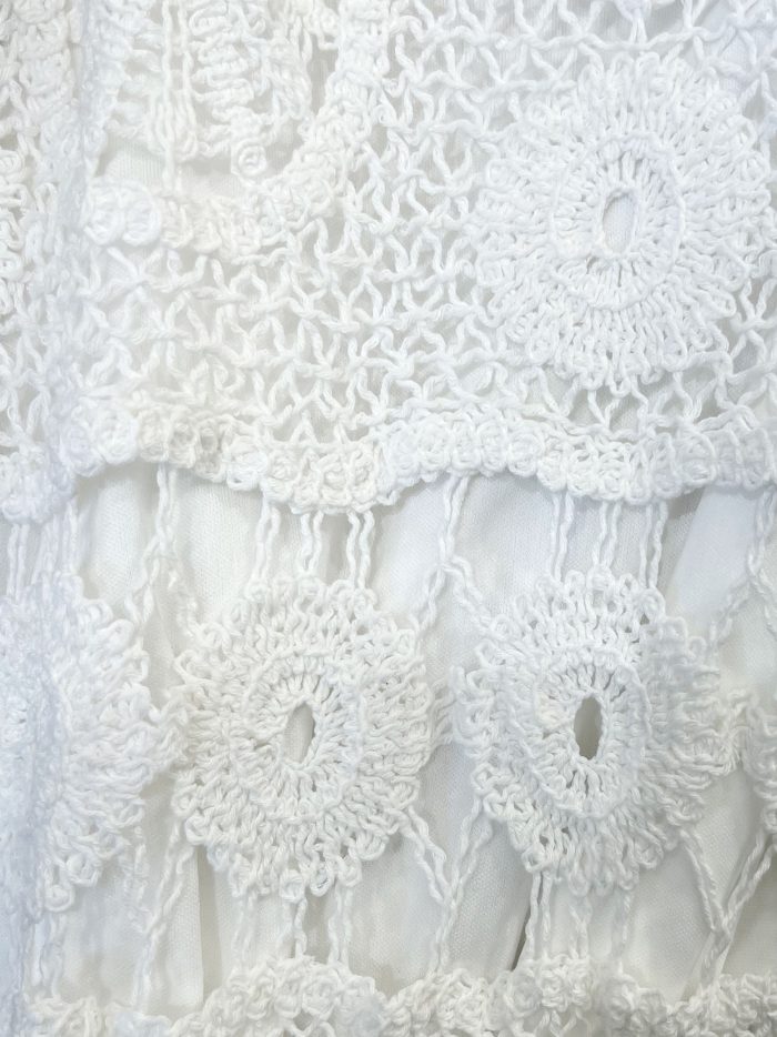 Vestido midi de crochet con tirantes