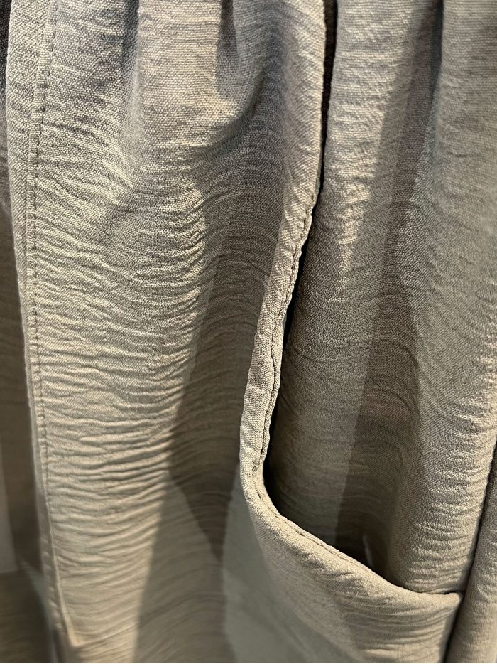 Short fluido con bolsillos de parche