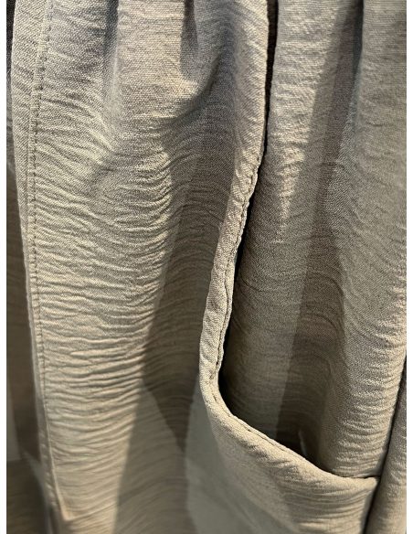 Short fluido con bolsillos de parche