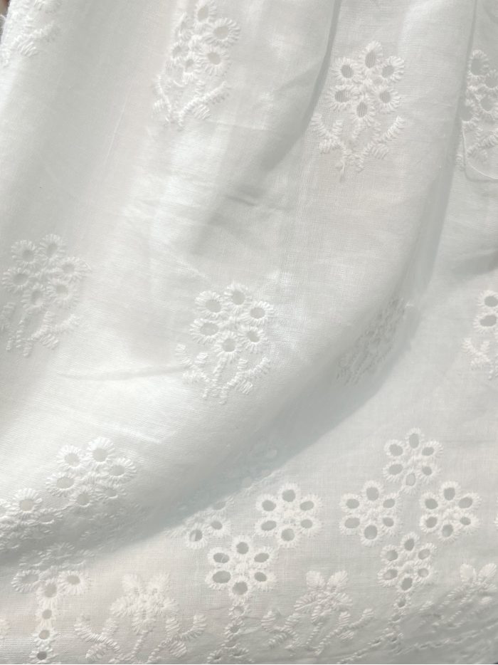 Short brodé ajouré à ourlet festonné