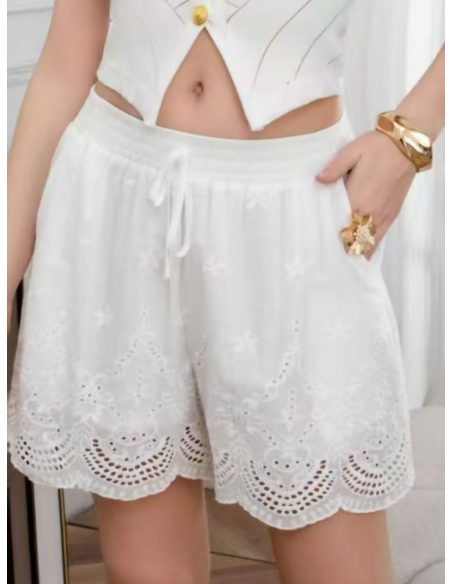 Pantaloncini traforati ricamati con onde