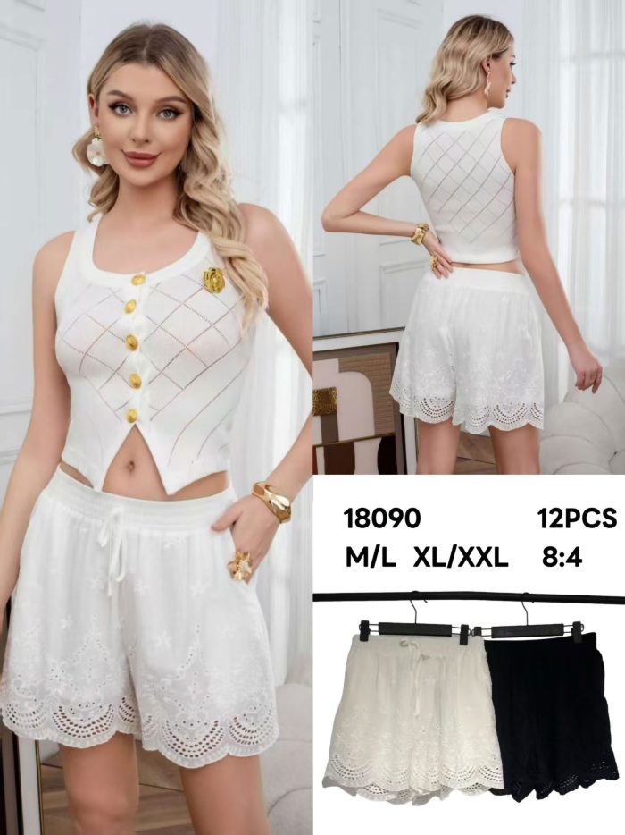 Pantaloncini traforati ricamati con onde