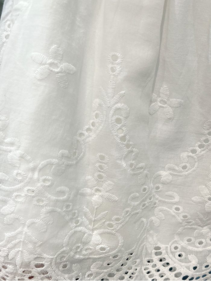 Pantaloncini traforati ricamati con onde