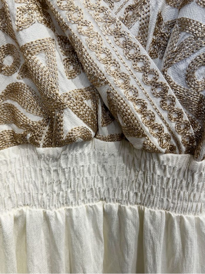 Vestido largo cruzado con bordado étnico