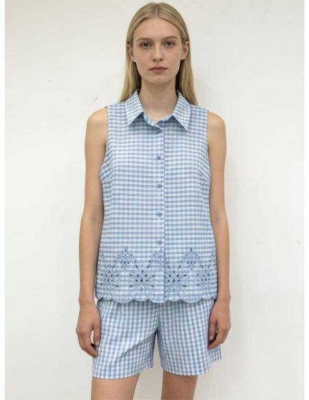 Conjunto de blusa sem mangas e shorts xadrez bordados