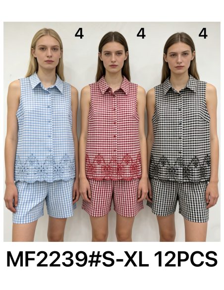 Conjunto de blusa sem mangas e shorts xadrez bordados