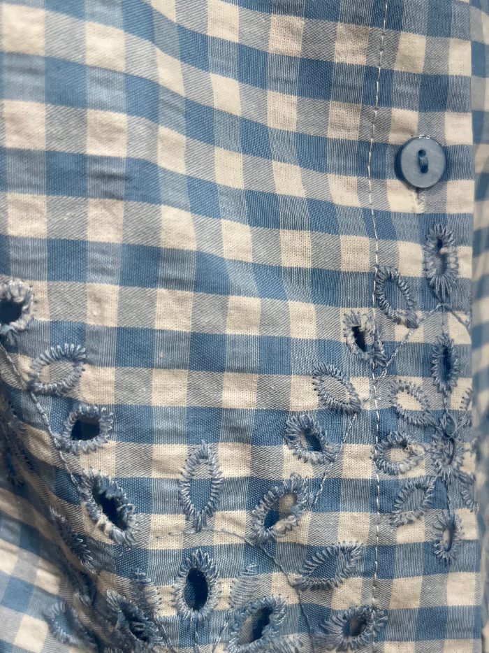 Conjunto de blusa sem mangas e shorts xadrez bordados