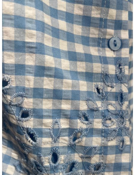 Conjunto de blusa sem mangas e shorts xadrez bordados