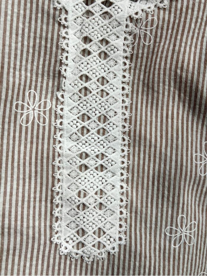 Set aus gestreiftem Spitzen-Dessous-Top und Shorts