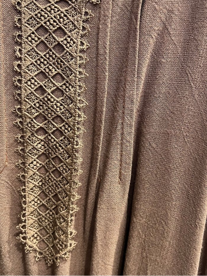 Vestido largo lencero con puntillas