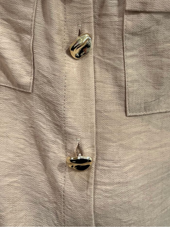 Conjunto de blusa sem mangas com botões de joia e shorts