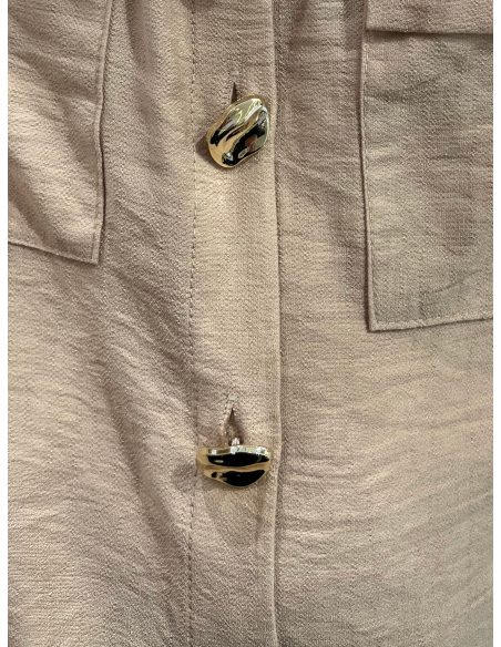 Conjunto de blusa sem mangas com botões de joia e shorts