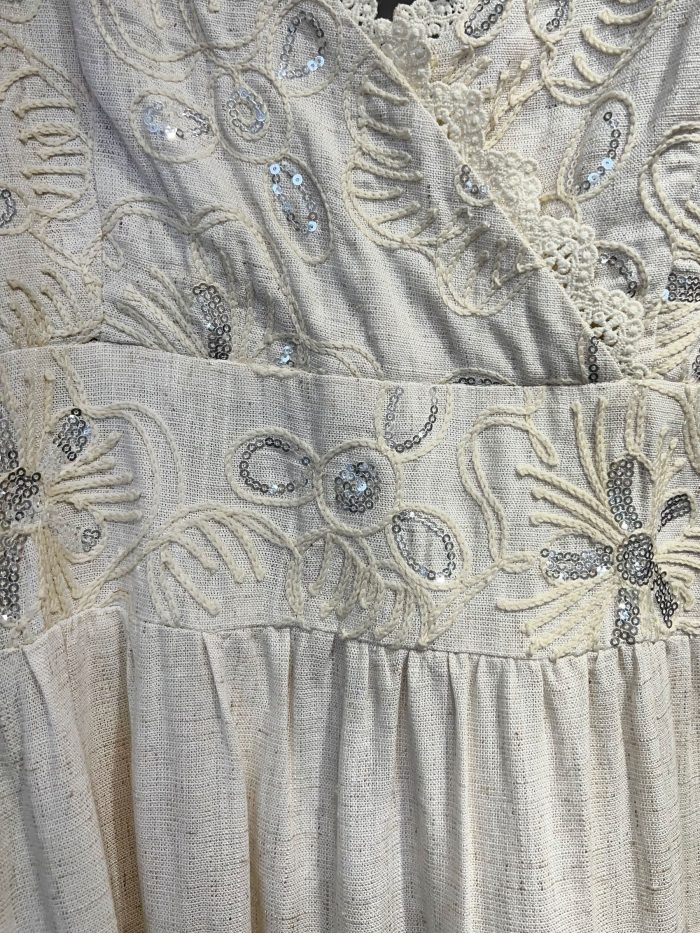 Vestido largo bordado con lentejuelas y falda en capas