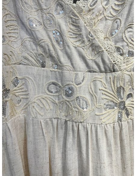 Vestido largo bordado con lentejuelas y falda en capas