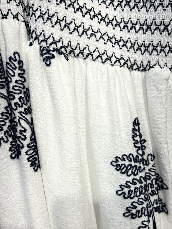 Vestido largo bordado con cuerpo fruncido