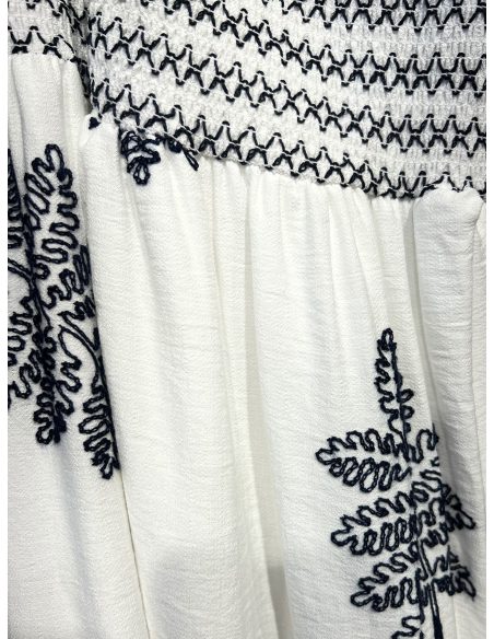 Vestido largo bordado con cuerpo fruncido