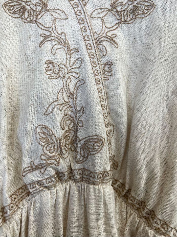 Abito midi ricamato con volant e cintura