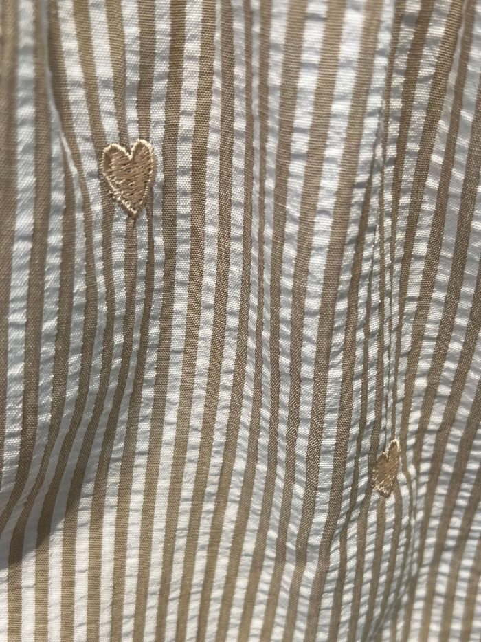 Pantaloncini a righe con cuori ricamati