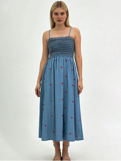 Vestido midi vaquero con corazones bordados