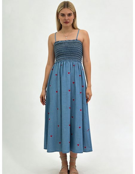 Vestido midi jeans com corações bordados
