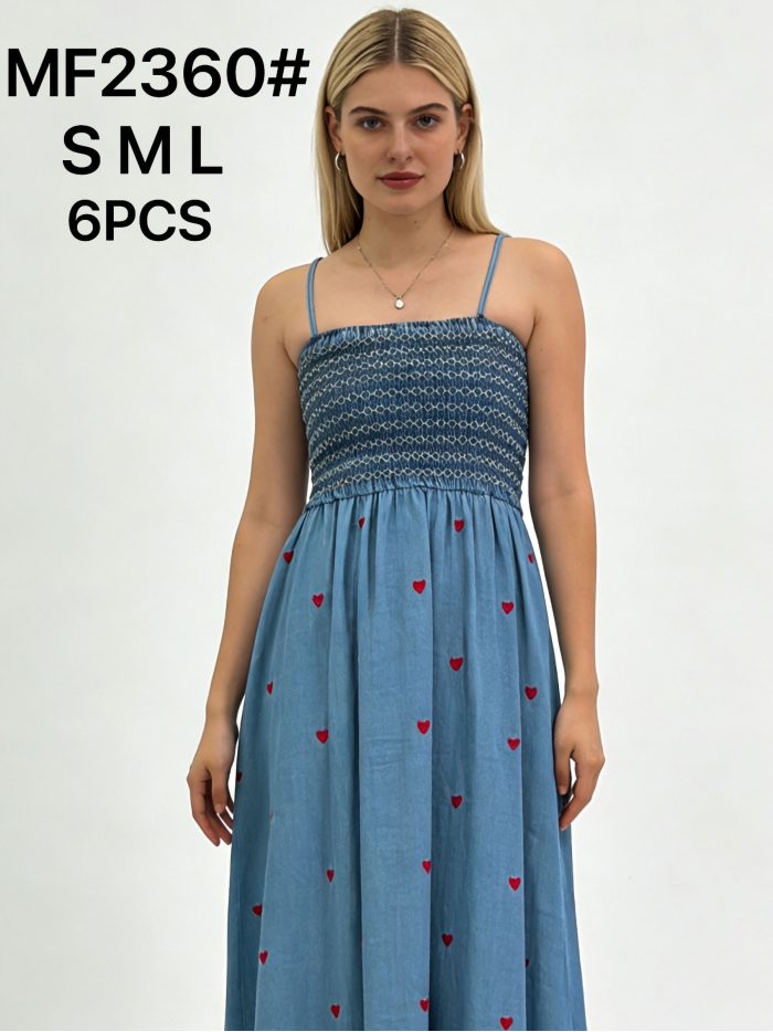 Vestido midi jeans com corações bordados