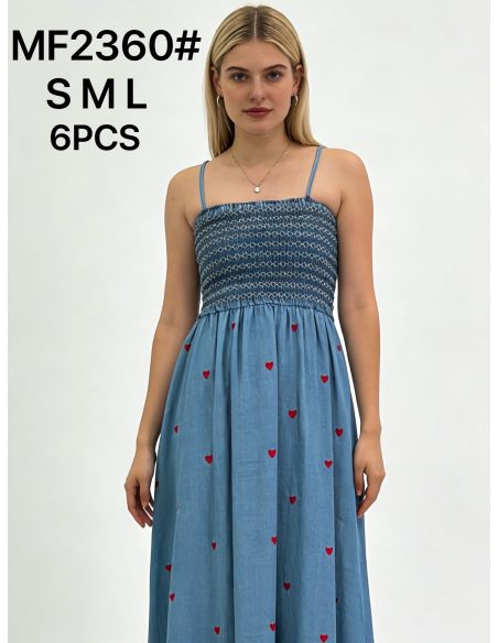 Vestido midi jeans com corações bordados